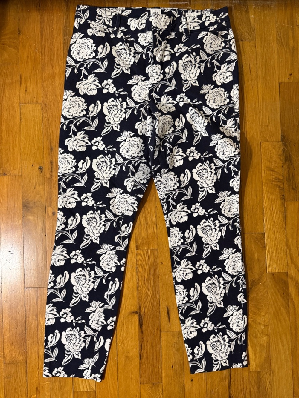 Gap Women’s Navy and White Floral Stretch pants
